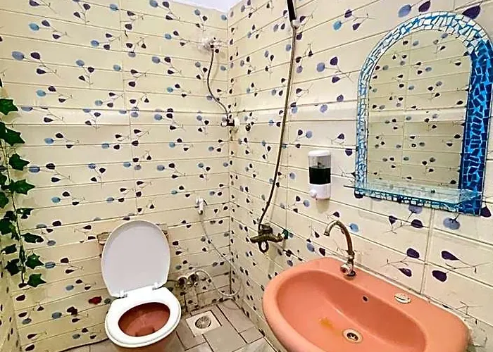 Whales Camp Hotel *